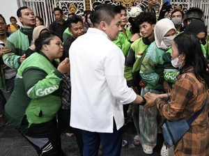 Seskab Teddy-Gubsu Bobby Takbiran di Medan, Bagikan 5.000 Paket Sembako