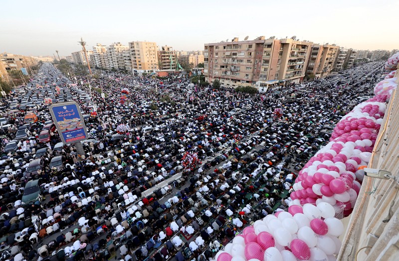 Pemandangan dari drone yang memperlihatkan umat Muslim Albania menghadiri salat Idul Fitri untuk menandai berakhirnya bulan suci Ramadan, di Lapangan Skanderbeg, Tirana, Albania, 20 Maret 2026. (REUTERS/Florion Goga)
