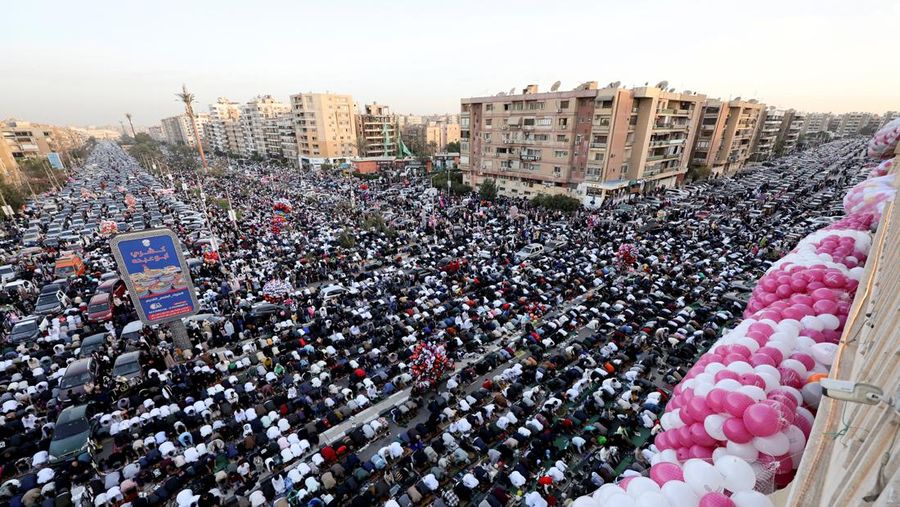 Pemandangan dari drone yang memperlihatkan umat Muslim Albania menghadiri salat Idul Fitri untuk menandai berakhirnya bulan suci Ramadan, di Lapangan Skanderbeg, Tirana, Albania, 20 Maret 2026. (REUTERS/Florion Goga)