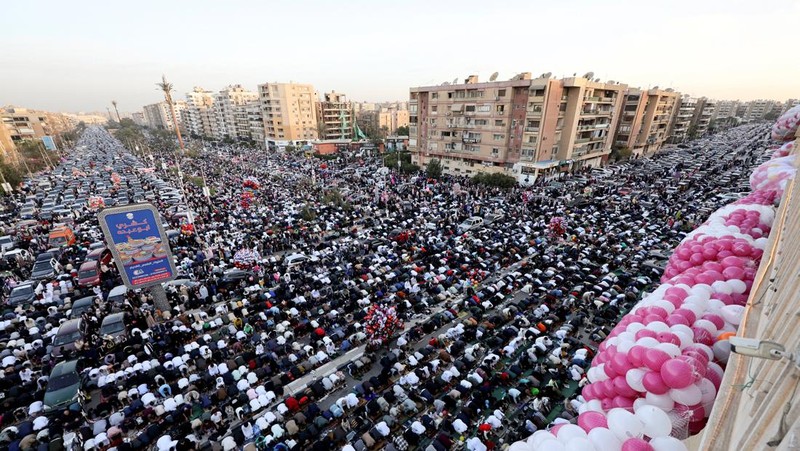 Pemandangan dari drone yang memperlihatkan umat Muslim Albania menghadiri salat Idul Fitri untuk menandai berakhirnya bulan suci Ramadan, di Lapangan Skanderbeg, Tirana, Albania, 20 Maret 2026. (REUTERS/Florion Goga)