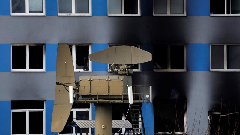 Pabrik atau fasilitas produksi senjata di Kota Pardubice, Republik Ceko, dibakar sekelompok orang tak dikenal (OTK), Jumat (20/3). (Reuters/David W Cerny)