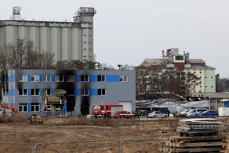 Pabrik atau fasilitas produksi senjata di Kota Pardubice, Republik Ceko, dibakar sekelompok orang tak dikenal (OTK), Jumat (20/3). (Reuters/David W Cerny)