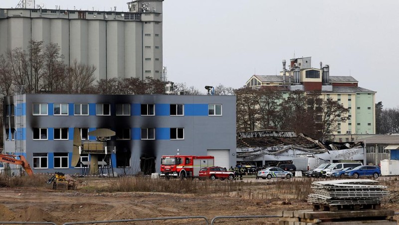 Pabrik atau fasilitas produksi senjata di Kota Pardubice, Republik Ceko, dibakar sekelompok orang tak dikenal (OTK), Jumat (20/3). (Reuters/David W Cerny)