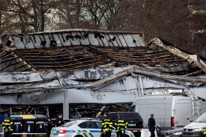 Pabrik atau fasilitas produksi senjata di Kota Pardubice, Republik Ceko, dibakar sekelompok orang tak dikenal (OTK), Jumat (20/3). (Reuters/David W Cerny)