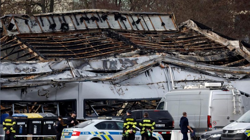 Pabrik atau fasilitas produksi senjata di Kota Pardubice, Republik Ceko, dibakar sekelompok orang tak dikenal (OTK), Jumat (20/3). (Reuters/David W Cerny)