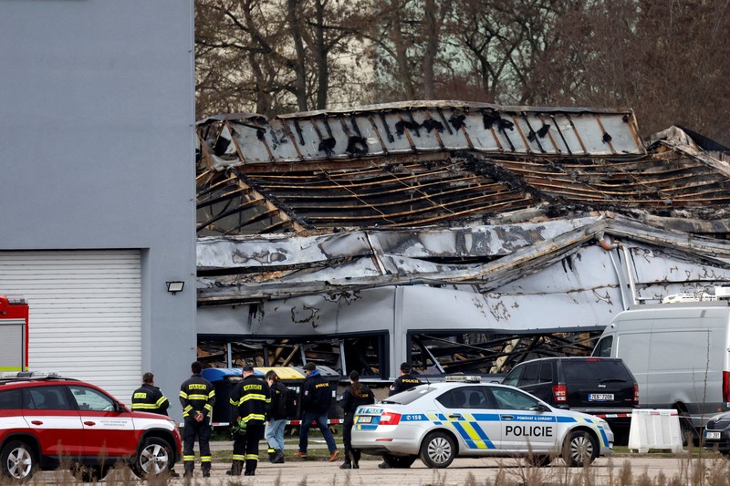 Pabrik atau fasilitas produksi senjata di Kota Pardubice, Republik Ceko, dibakar sekelompok orang tak dikenal (OTK), Jumat (20/3). (Reuters/David W Cerny)