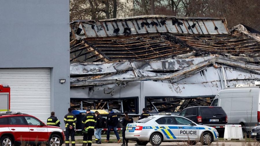 Pabrik atau fasilitas produksi senjata di Kota Pardubice, Republik Ceko, dibakar sekelompok orang tak dikenal (OTK), Jumat (20/3). (Reuters/David W Cerny)