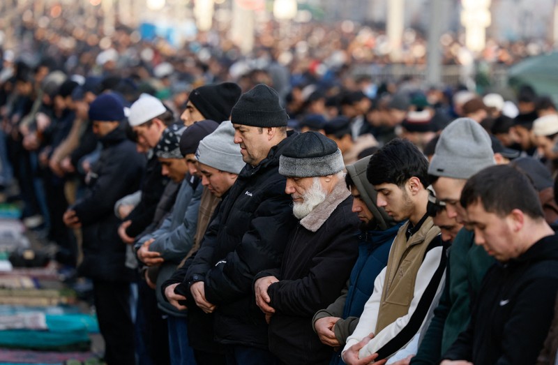 Pemandangan dari drone yang memperlihatkan umat Muslim Albania menghadiri salat Idul Fitri untuk menandai berakhirnya bulan suci Ramadan, di Lapangan Skanderbeg, Tirana, Albania, 20 Maret 2026. (REUTERS/Florion Goga)