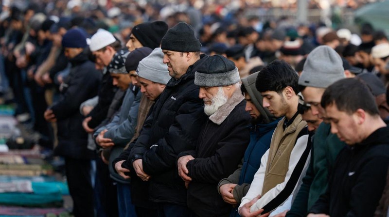 Pemandangan dari drone yang memperlihatkan umat Muslim Albania menghadiri salat Idul Fitri untuk menandai berakhirnya bulan suci Ramadan, di Lapangan Skanderbeg, Tirana, Albania, 20 Maret 2026. (REUTERS/Florion Goga)