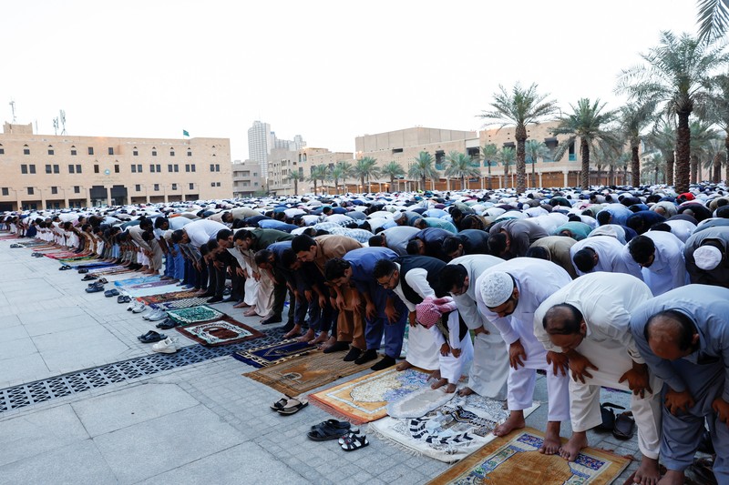 Pemandangan dari drone yang memperlihatkan umat Muslim Albania menghadiri salat Idul Fitri untuk menandai berakhirnya bulan suci Ramadan, di Lapangan Skanderbeg, Tirana, Albania, 20 Maret 2026. (REUTERS/Florion Goga)