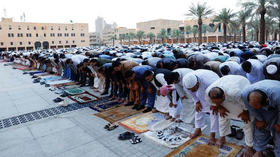 Pemandangan dari drone yang memperlihatkan umat Muslim Albania menghadiri salat Idul Fitri untuk menandai berakhirnya bulan suci Ramadan, di Lapangan Skanderbeg, Tirana, Albania, 20 Maret 2026. (REUTERS/Florion Goga)