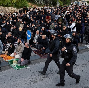 Potret Al-Aqsa Dijaga Ketat, Jamaah Salat Id di Bawah Acungan Senjata