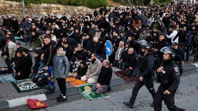 Potret Al-Aqsa Dijaga Ketat, Jamaah Salat Id di Bawah Acungan Senjata