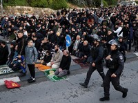 Potret Al-Aqsa Dijaga Ketat, Jamaah Salat Id di Bawah Acungan Senjata