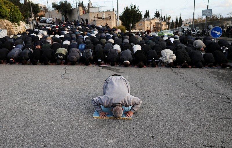 Pemandangan dari drone yang memperlihatkan umat Muslim Albania menghadiri salat Idul Fitri untuk menandai berakhirnya bulan suci Ramadan, di Lapangan Skanderbeg, Tirana, Albania, 20 Maret 2026. (REUTERS/Florion Goga)