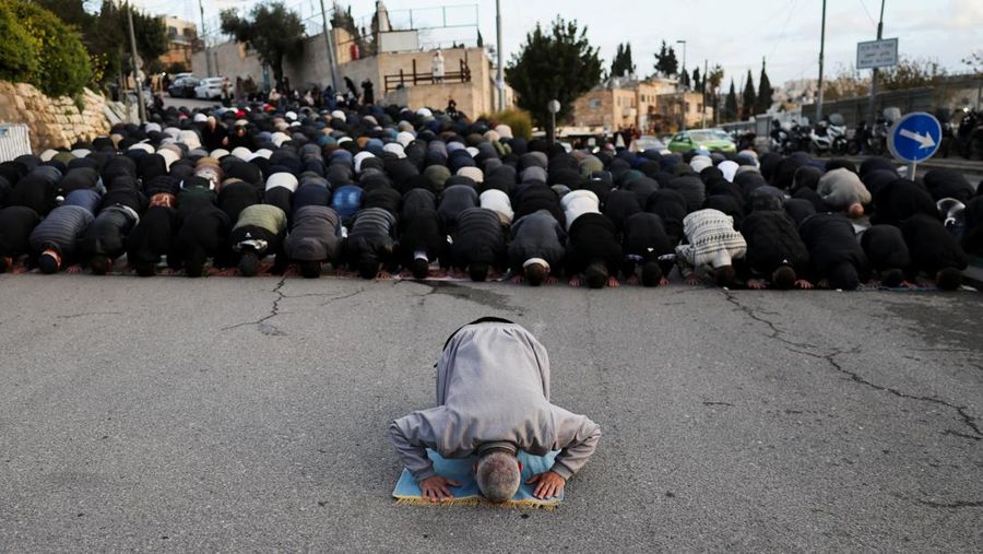 Pemandangan dari drone yang memperlihatkan umat Muslim Albania menghadiri salat Idul Fitri untuk menandai berakhirnya bulan suci Ramadan, di Lapangan Skanderbeg, Tirana, Albania, 20 Maret 2026. (REUTERS/Florion Goga)