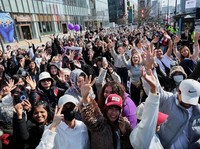 Potret Lautan ARMY Membludak Sambut Konser Comeback BTS, Gratis!