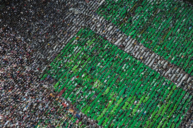 Pemandangan dari drone yang memperlihatkan umat Muslim Albania menghadiri salat Idul Fitri untuk menandai berakhirnya bulan suci Ramadan, di Lapangan Skanderbeg, Tirana, Albania, 20 Maret 2026. (REUTERS/Florion Goga)