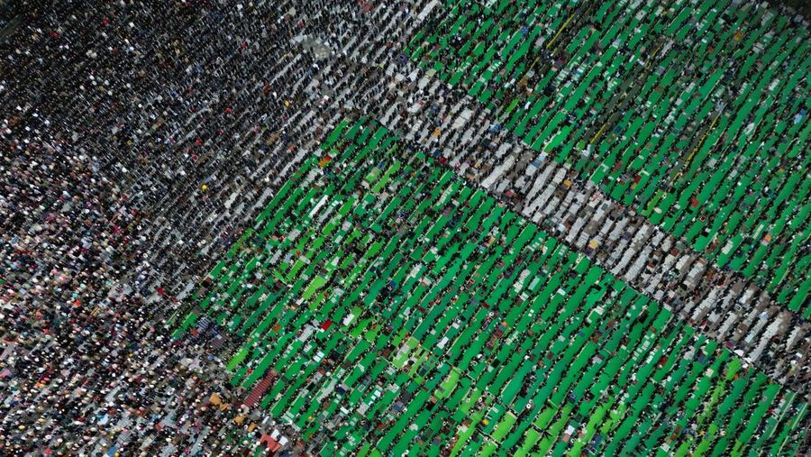 Pemandangan dari drone yang memperlihatkan umat Muslim Albania menghadiri salat Idul Fitri untuk menandai berakhirnya bulan suci Ramadan, di Lapangan Skanderbeg, Tirana, Albania, 20 Maret 2026. (REUTERS/Florion Goga)