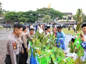Polda Riau Bagikan THR 1.000 Bibit Pohon di Hari Lebaran