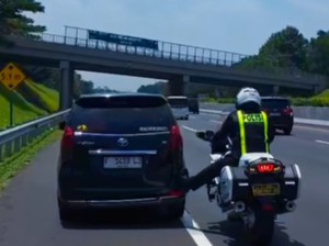 Momen Polisi Stut Mobil Mogok di Tol Cipali, Pemudik: Sekitar 3 atau 4 Km
