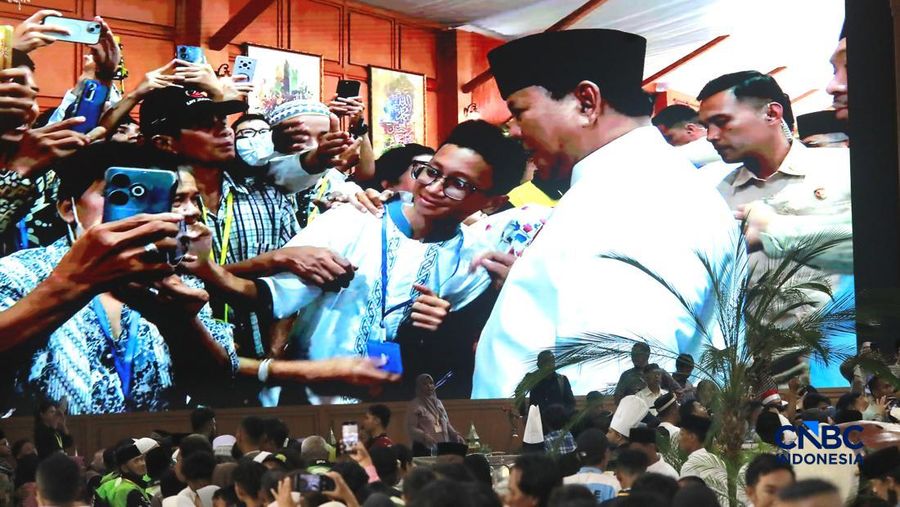 Presiden Prabowo Subianto menyapa masyarakat yang menghadiri gelar griya atau open house di Istana Kepresidenan Jakarta, Sabtu (21/3/2026). (CNBC Indonesia/Muhamad Sabki)