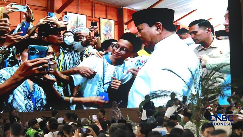 Presiden Prabowo Subianto menyapa masyarakat yang menghadiri gelar griya atau open house di Istana Kepresidenan Jakarta, Sabtu (21/3/2026). (CNBC Indonesia/Muhamad Sabki)