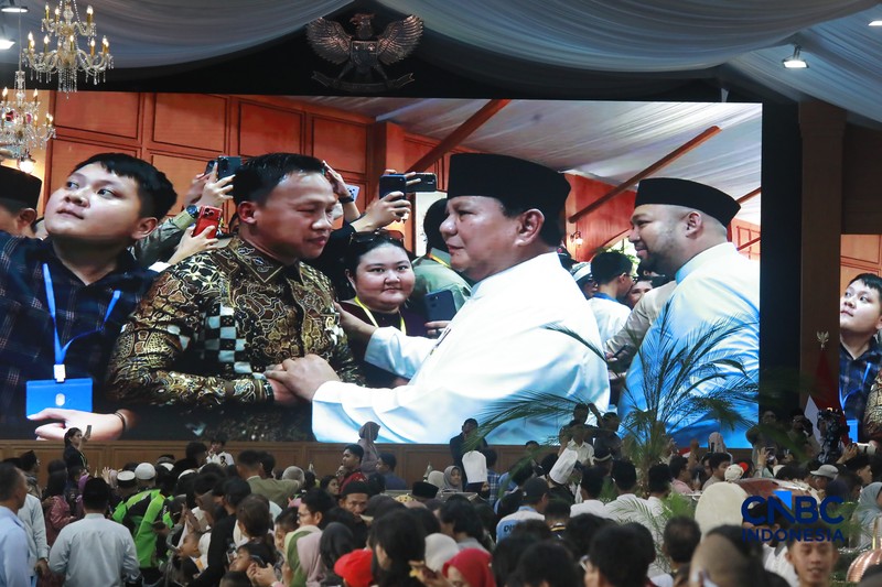 Presiden Prabowo Subianto menyapa masyarakat yang menghadiri gelar griya atau open house di Istana Kepresidenan Jakarta, Sabtu (21/3/2026). (CNBC Indonesia/Muhamad Sabki)