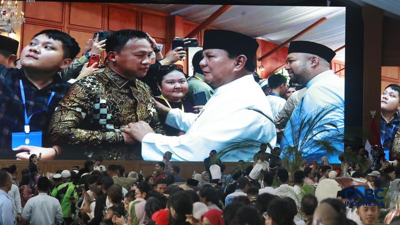 Presiden Prabowo Subianto menyapa masyarakat yang menghadiri gelar griya atau open house di Istana Kepresidenan Jakarta, Sabtu (21/3/2026). (CNBC Indonesia/Muhamad Sabki)