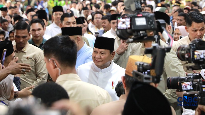 Presiden Prabowo Subianto menyapa masyarakat yang menghadiri gelar griya atau open house di Istana Kepresidenan Jakarta, Sabtu (21/3/2026). (CNBC Indonesia/Muhamad Sabki)