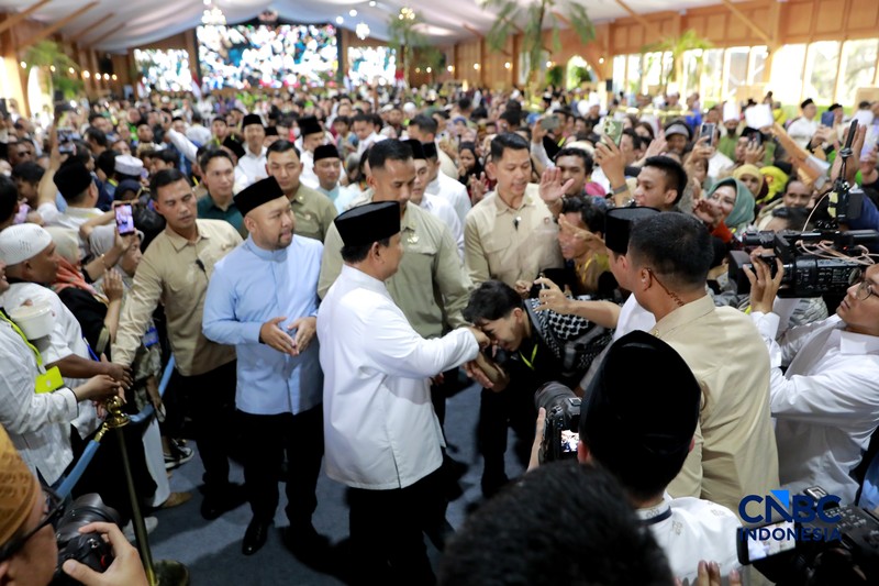 Presiden Prabowo Subianto menyapa masyarakat yang menghadiri gelar griya atau open house di Istana Kepresidenan Jakarta, Sabtu (21/3/2026). (CNBC Indonesia/Muhamad Sabki)
