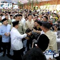 Warga Berebut Salaman-Minta Selfie Bareng Prabowo di Open House