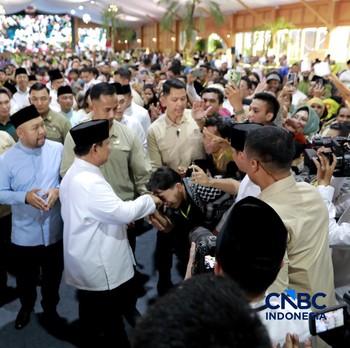 Warga Berebut Salaman-Minta Selfie Bareng Prabowo di Open House