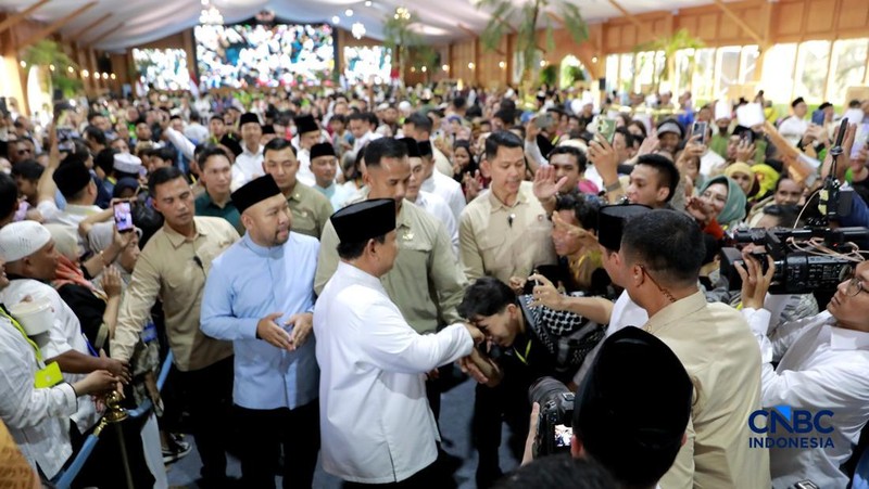 Presiden Prabowo Subianto menyapa masyarakat yang menghadiri gelar griya atau open house di Istana Kepresidenan Jakarta, Sabtu (21/3/2026). (CNBC Indonesia/Muhamad Sabki)