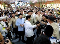 Warga Berebut Salaman-Minta Selfie Bareng Prabowo di Open House