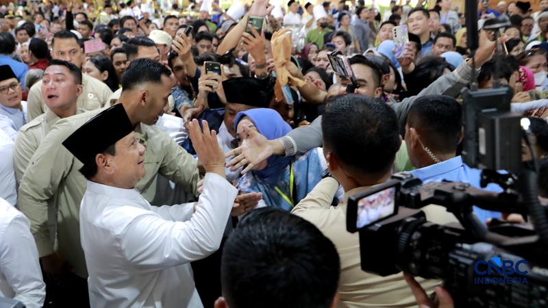 Presiden Prabowo Subianto menyapa masyarakat yang menghadiri gelar griya atau open house di Istana Kepresidenan Jakarta, Sabtu (21/3/2026). (CNBC Indonesia/Muhamad Sabki)
