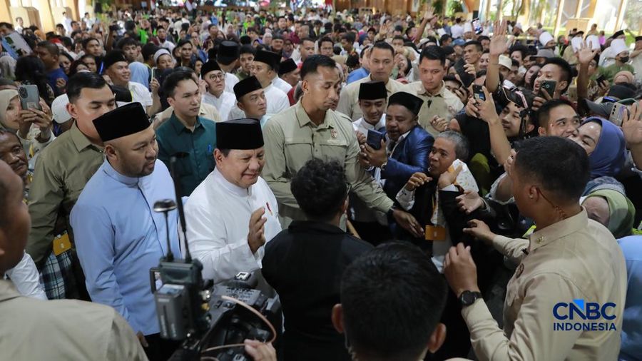 Presiden Prabowo Subianto menyapa masyarakat yang menghadiri gelar griya atau open house di Istana Kepresidenan Jakarta, Sabtu (21/3/2026). (CNBC Indonesia/Muhamad Sabki)