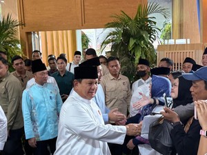 Prabowo dan Didit Salami Warga yang Datang ke Open House Lebaran di Istana