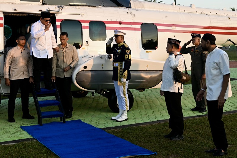 Presiden Prabowo Subianto melaksanakan salat Idulfitri bersama masyarakat di Masjid Darussalam, kawasan hunian sementara (huntara), Kabupaten Aceh Tamiang, Provinsi Aceh, Sabtu, (21/3/2026) bertepatan dengan 1 Syawal 1447 Hijriah. (Dok. BPMI)