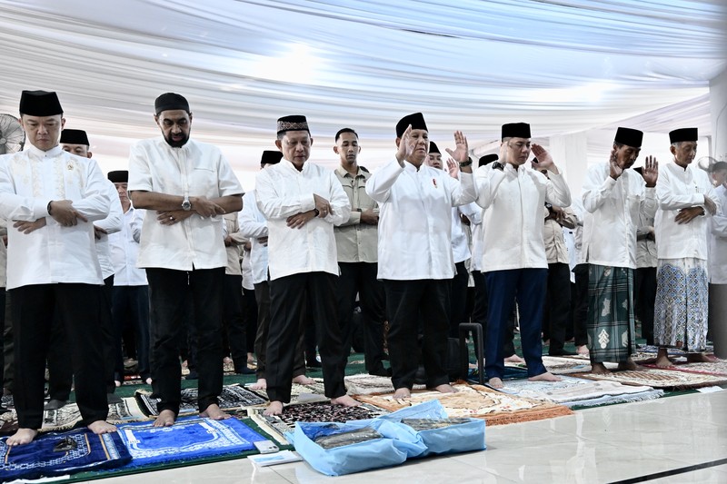 Presiden Prabowo Subianto melaksanakan salat Idulfitri bersama masyarakat di Masjid Darussalam, kawasan hunian sementara (huntara), Kabupaten Aceh Tamiang, Provinsi Aceh, Sabtu, (21/3/2026) bertepatan dengan 1 Syawal 1447 Hijriah. (Dok. BPMI)