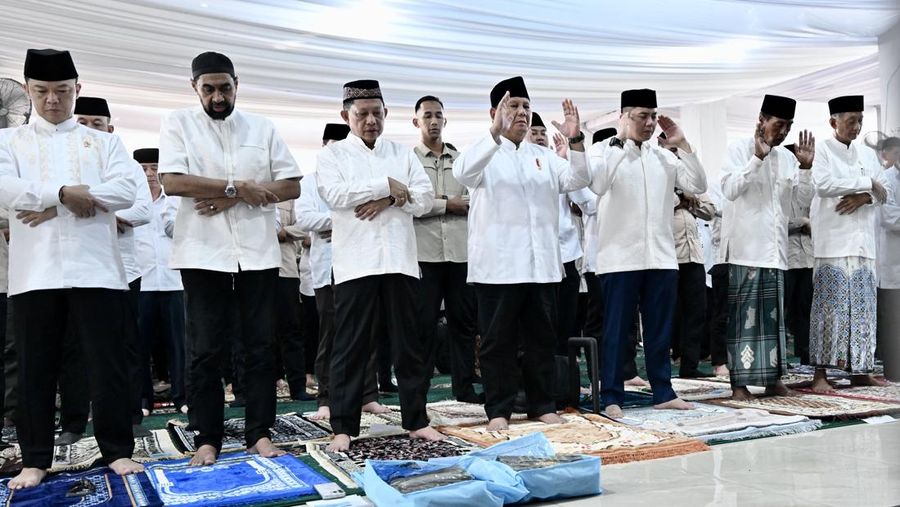 Presiden Prabowo Subianto melaksanakan salat Idulfitri bersama masyarakat di Masjid Darussalam, kawasan hunian sementara (huntara), Kabupaten Aceh Tamiang, Provinsi Aceh, Sabtu, (21/3/2026) bertepatan dengan 1 Syawal 1447 Hijriah. (Dok. BPMI)