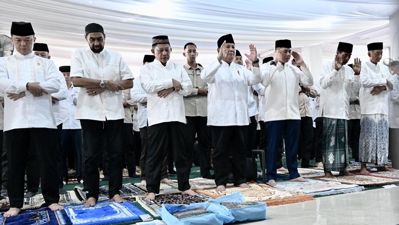 Presiden Prabowo Subianto melaksanakan salat Idulfitri bersama masyarakat di Masjid Darussalam, kawasan hunian sementara (huntara), Kabupaten Aceh Tamiang, Provinsi Aceh, Sabtu, (21/3/2026) bertepatan dengan 1 Syawal 1447 Hijriah. (Dok. BPMI)
