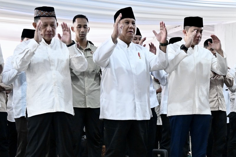 Presiden Prabowo Subianto melaksanakan salat Idulfitri bersama masyarakat di Masjid Darussalam, kawasan hunian sementara (huntara), Kabupaten Aceh Tamiang, Provinsi Aceh, Sabtu, (21/3/2026) bertepatan dengan 1 Syawal 1447 Hijriah. (Dok. BPMI)