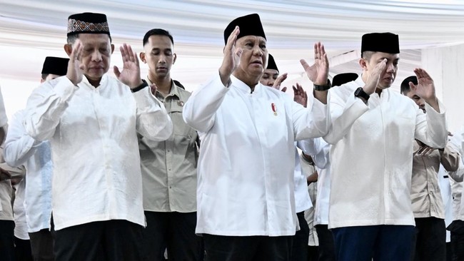 Prabowo Shalat Id di Aceh Tamiang, Diapit Teddy dan Tito