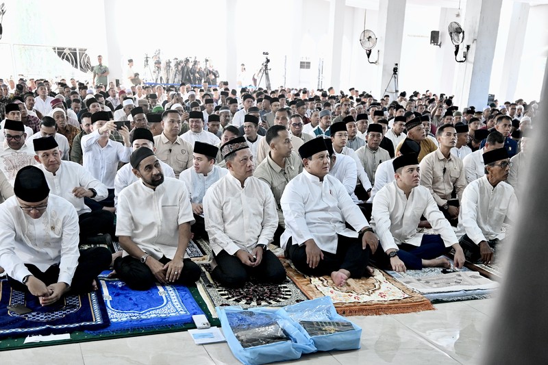 Presiden Prabowo Subianto melaksanakan salat Idulfitri bersama masyarakat di Masjid Darussalam, kawasan hunian sementara (huntara), Kabupaten Aceh Tamiang, Provinsi Aceh, Sabtu, (21/3/2026) bertepatan dengan 1 Syawal 1447 Hijriah. (Dok. BPMI)