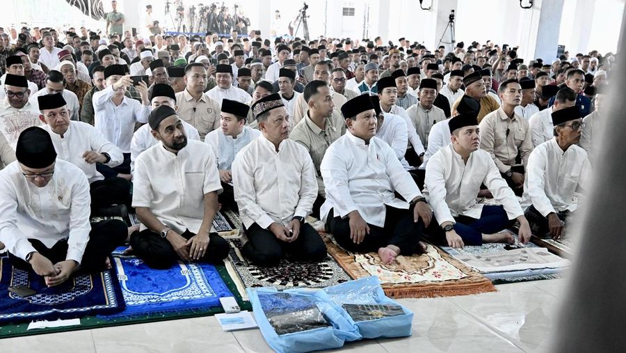 Presiden Prabowo Subianto melaksanakan salat Idulfitri bersama masyarakat di Masjid Darussalam, kawasan hunian sementara (huntara), Kabupaten Aceh Tamiang, Provinsi Aceh, Sabtu, (21/3/2026) bertepatan dengan 1 Syawal 1447 Hijriah. (Dok. BPMI)