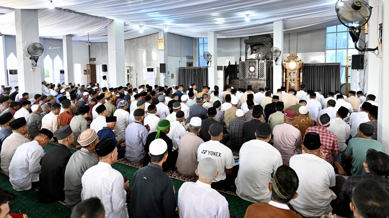 Presiden Prabowo Subianto melaksanakan salat Idulfitri bersama masyarakat di Masjid Darussalam, kawasan hunian sementara (huntara), Kabupaten Aceh Tamiang, Provinsi Aceh, Sabtu, (21/3/2026) bertepatan dengan 1 Syawal 1447 Hijriah. (Dok. BPMI)