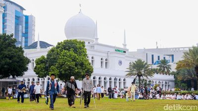 Ribuan Umat Muslim Padati Masjid Al Azhar, Salat Id Berlangsung Khusyuk