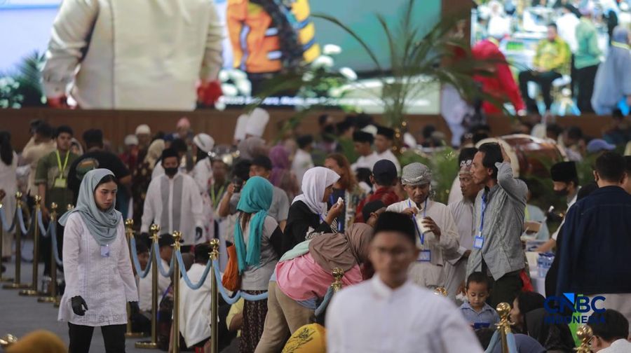 Sejumlah warga menghadiri Halal bihalal bersama Presiden Prabowo Subianto di Istana Negara, Jakarta, Sabtu (21/3/2026). (CNBC Indonesia/Muhammad Sabki)