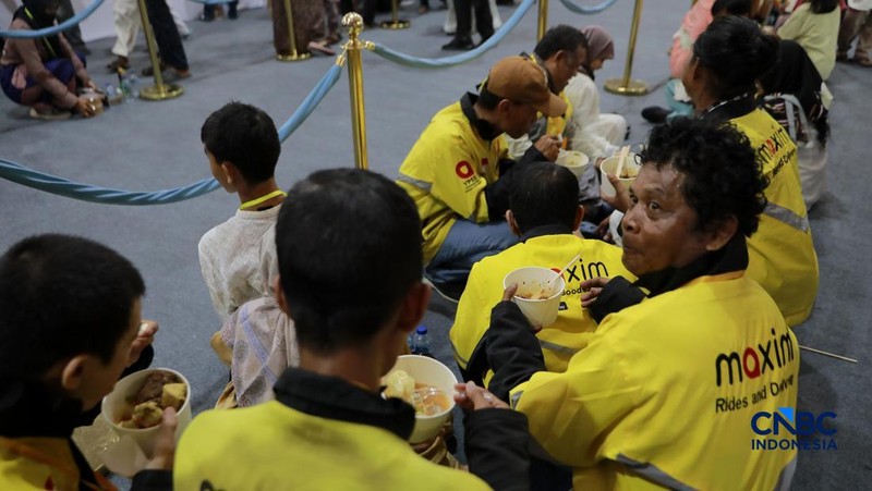 Sejumlah warga menghadiri Halal bihalal bersama Presiden Prabowo Subianto di Istana Negara, Jakarta, Sabtu (21/3/2026). (CNBC Indonesia/Muhammad Sabki)